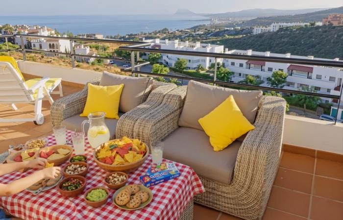 Blue Ark, villa vue mer avec piscine, idéale en famille face à Gibraltar
