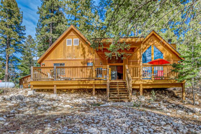 Peaceful and Private Cloudcroft Cabin with Deck!