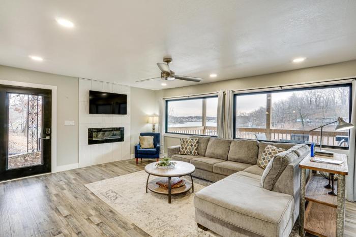 Lake Ozark Luxury Private Dock and Theater Room!