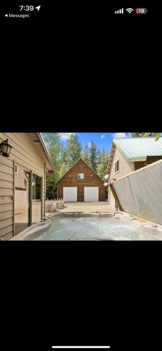Sierra Lodge + Guest House wsaunatheaterhot tub