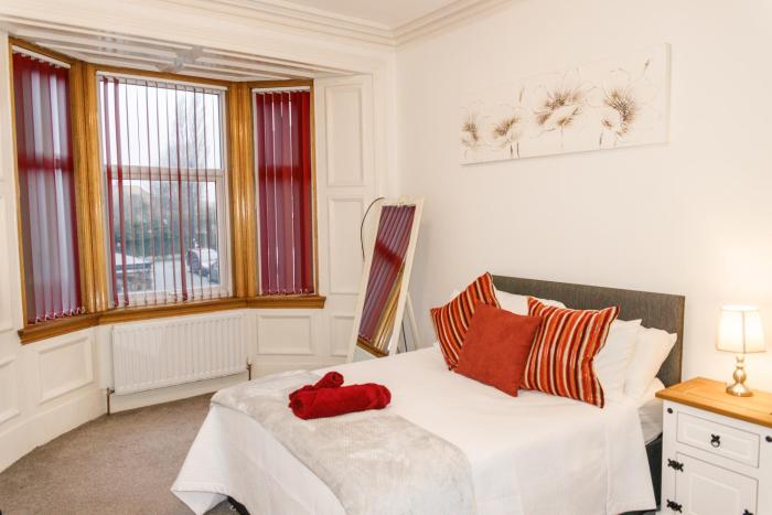 Spacious 5BR 2 Bath House in Sunderland Perfect for Contractors and Families