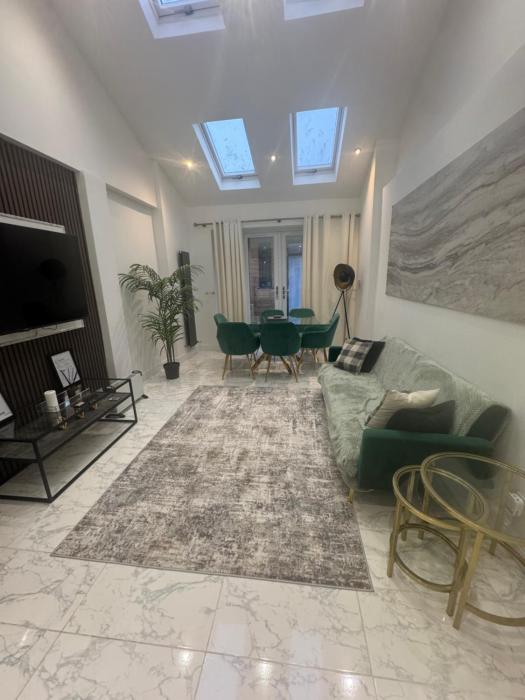 Spacious Luxury 2bd with extra Private Studio Room