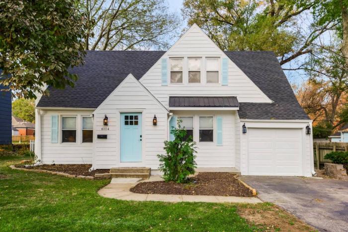 Charming Cape Cod w fenced yard dog-friendly