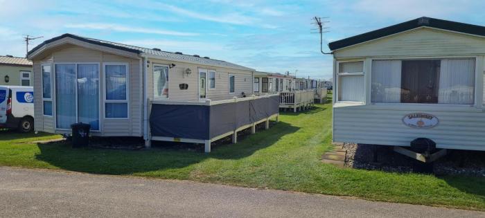 Lovely Caravan With Decking At Coral Beach Park In Lincolnshire Ref 77001Cb