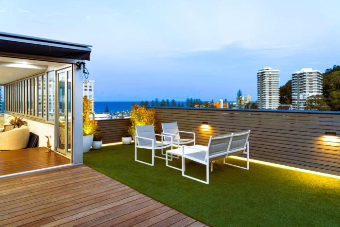 Burleigh Penthouse - Steps from the Beach