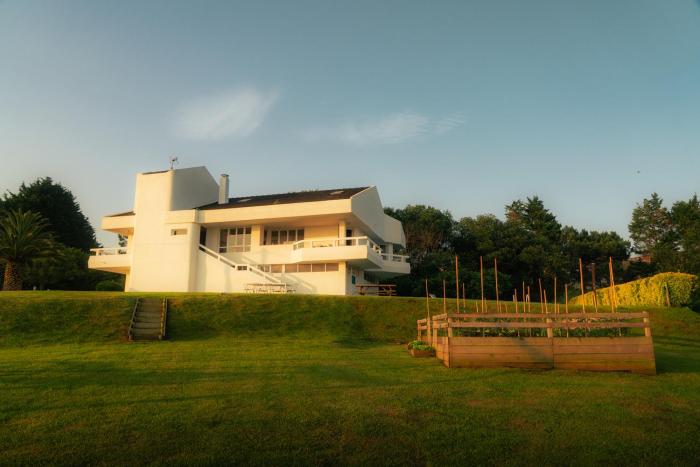 Wishome-Villa sobre el mar en Comillas con piscina privada