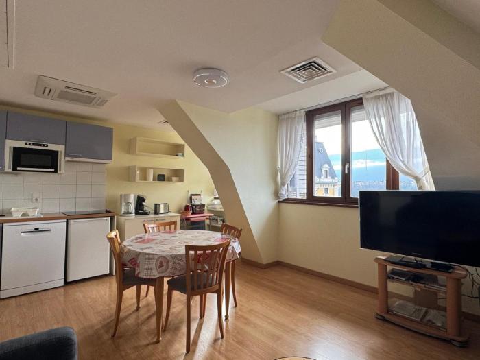 Appartement au dernier étage avec parking et climatisation à Aix-les-Bains! - FR-1-555-42