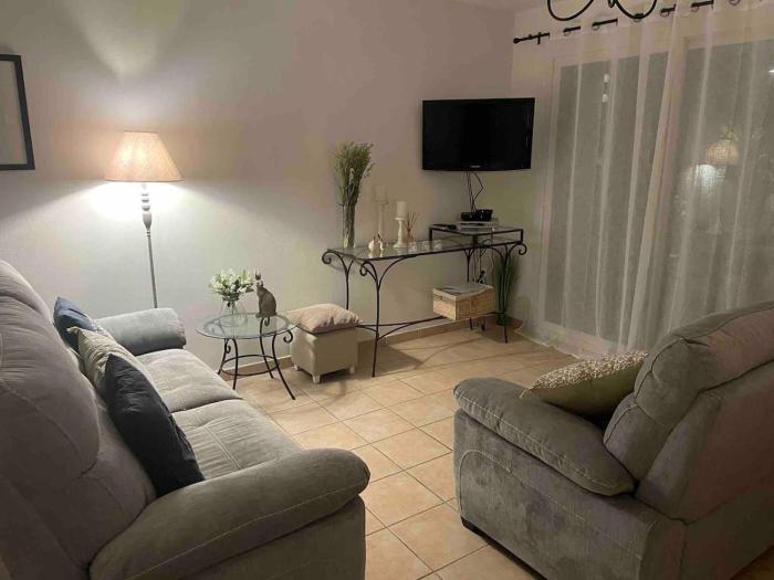 Walk to old town, sunny patio & free parking