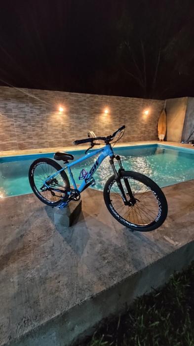 Casa com 2 quartos suítes, ar condicionado e piscina 7x4