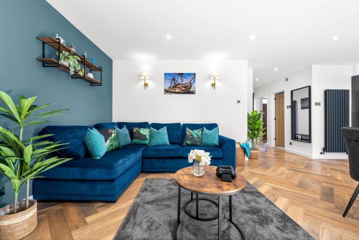 2-Bedroom Stunning Luxury House, Sleeps 6, Pet-Friendly, with Off-Road Parking by Blue Puffin Stays