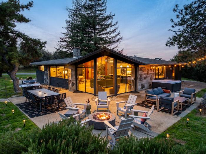 New! Stunning views Hot tub King beds