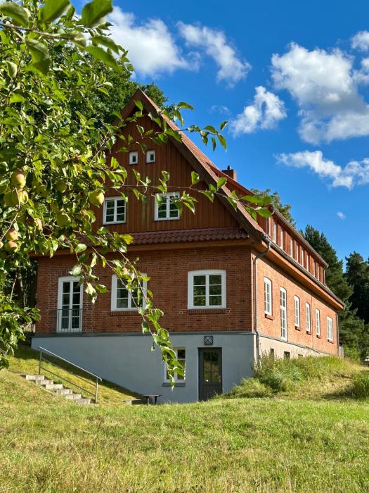 Berghaus über dem See - Herberge im Hoff Schawernack