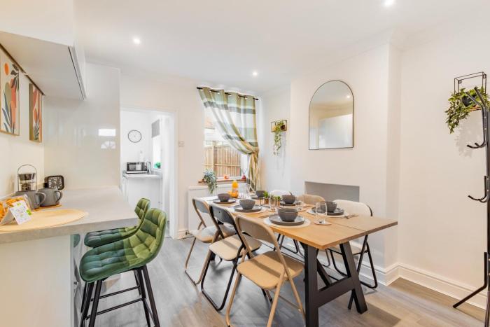 Workers Stay NorwichParkingKitchenSleeps 6