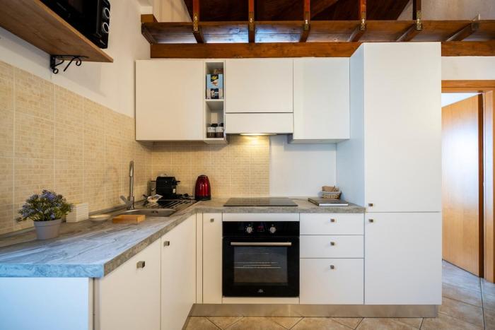 New with private parking, 5 min to the lake, WiFi