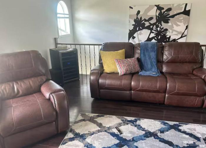 Uncrowded entire 3 Bdrm Unit