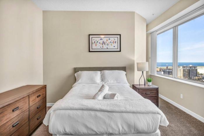 LAKE VIEW Sky-Suite in the Heart of Downtown!
