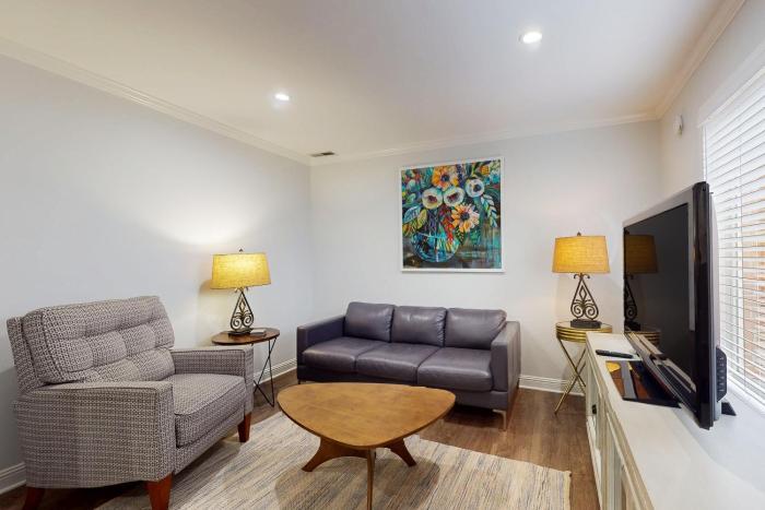 Charming Condo with Central AC, Washer dryer, and Full Kitchen