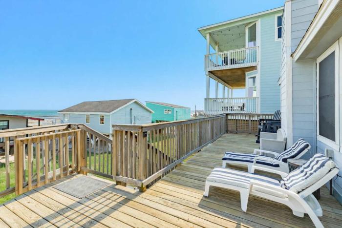 Beach Therapy - Laid-Back Escape Steps from Surf!