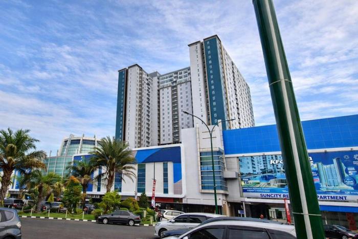 Homey Studio with Easy Pool Access Apartment at Suncity Residence By Travelio