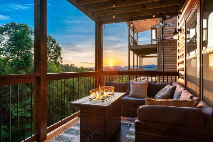 Fireworks, Views, Mins from Dollywood!Theatre Rm- Magic in the Woods