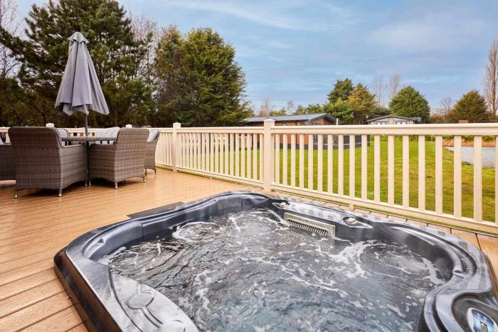 Bramble Lodge with Hot Tub