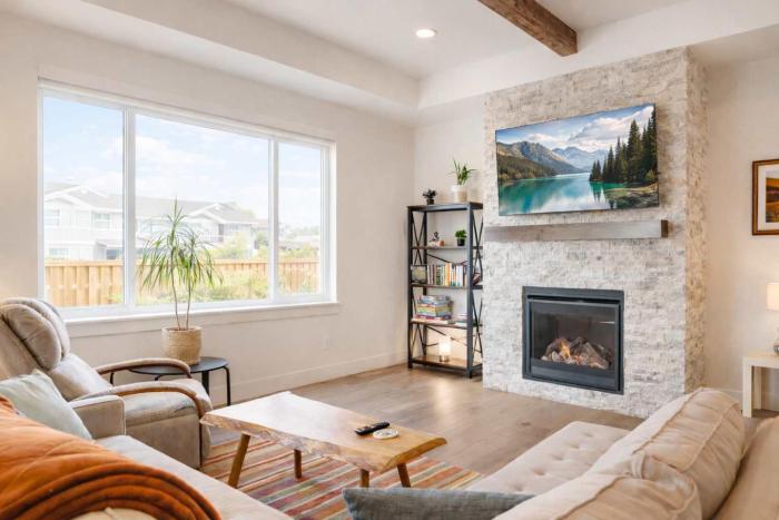 Scenic Modern Home with Private Patio & Fireplace