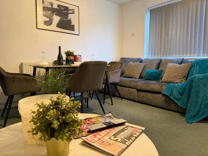 Tudors eSuites Two Bedroom Central Apartments - 6&6AU