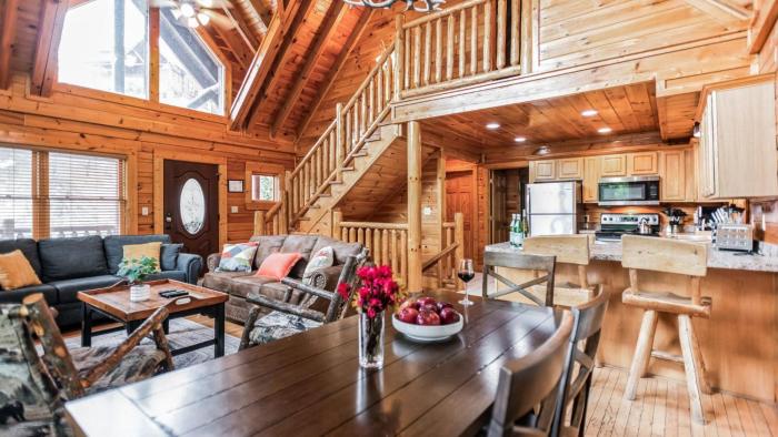 Summit View Way by AvantStay Resort Cabin w Hot Tub Pool Table Deck Views