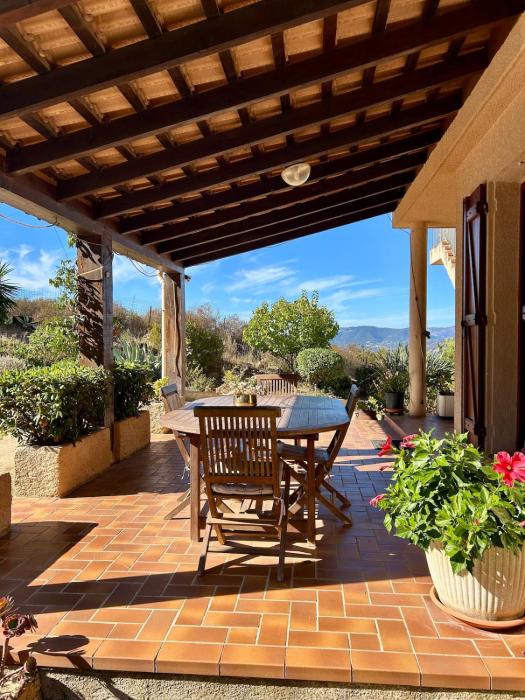 Appartement calme avec jardin et vue mer à Porticcio