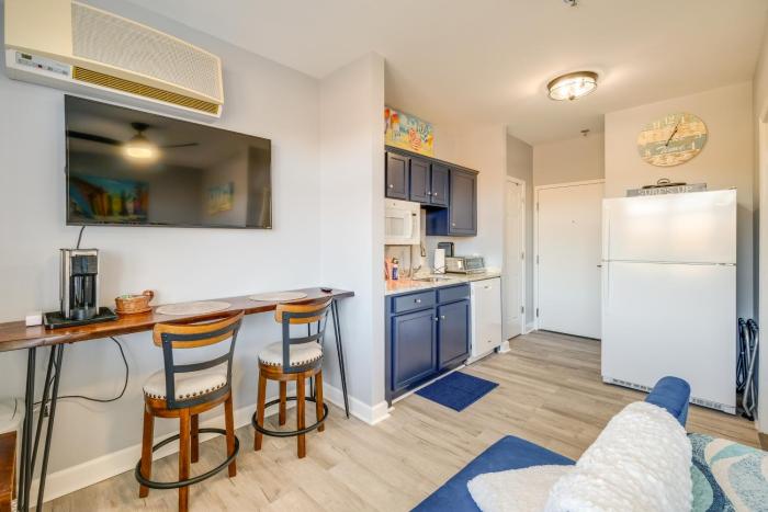 Surfboard-Themed Huddleston Studio with Beach Access