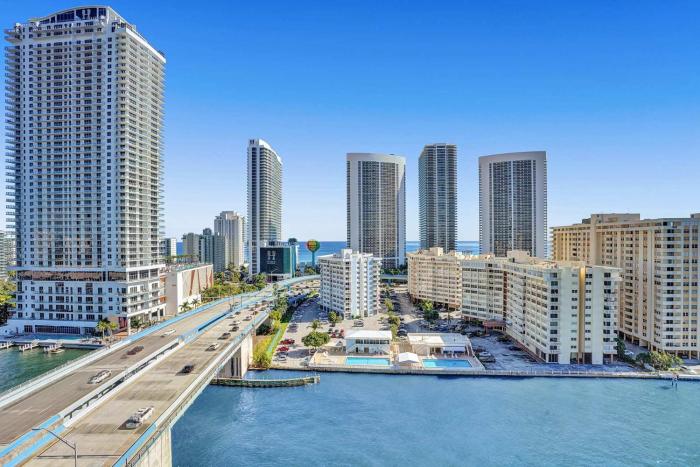 Apt with Private Balcony Incredible Pool