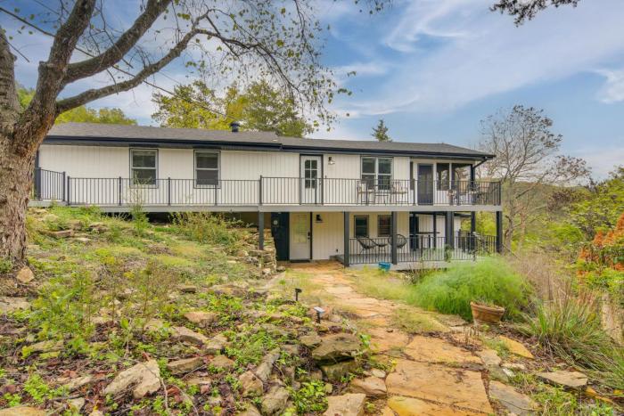 Steps to Table Rock Lake! Family Escape with 2 Decks