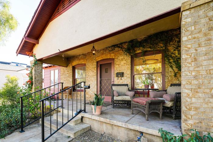 Near Restaurants and Light Rail Phoenix Getaway!