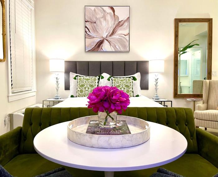 THE GREEN ROOM - Peaceful Poolside Studio at Historic Residence, 24x7 Reception, Parking Spot