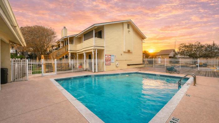 Seaside Haven by AvantStay Beautiful Condo Communal Pool Near North Padre Island and Whitecap Beach
