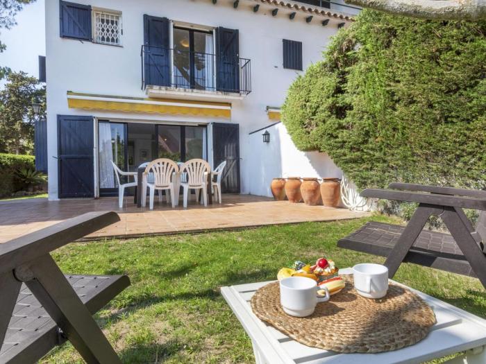 Casa acogedora con jardín privado, cerca de la playa, 3 pisos, garaje y capacidad para 7 personas - HISP-233-554