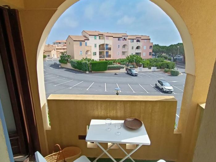 Appartement Coquet à Saint Pierre La Mer avec Piscine et Parking - FR-1-619-155