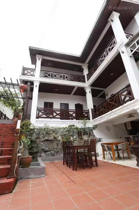 We House Guest Hotel