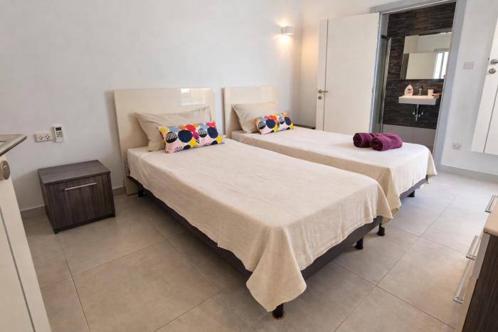 Relaxing Twin Room with Private Bathroom in Peaceful Pembroke Near St Julians