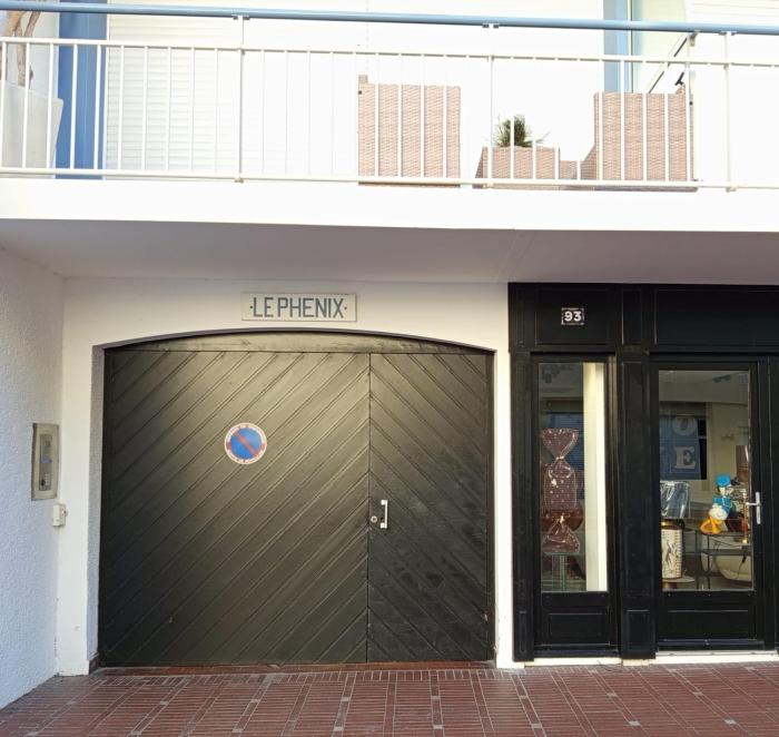 Apartment with balcony near the beach