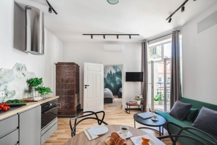 Old Town Apartment with balcony AC WiFi Smart Tv King Size Bed Parking