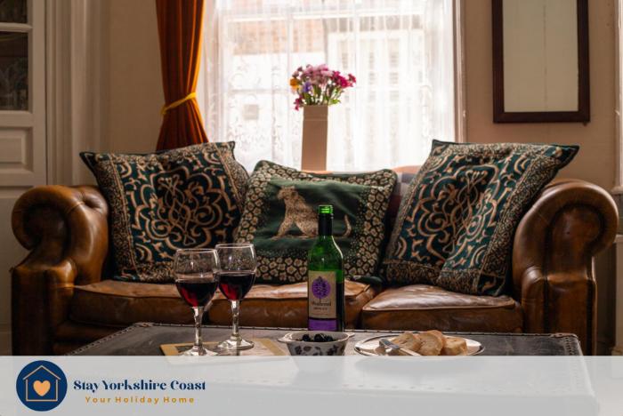 Half Moon House - Timeless Charm with Sea Views