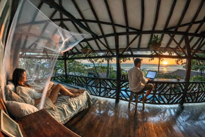 Balcony Bedroom Suite w Romantic Sunsets - AC - Pool