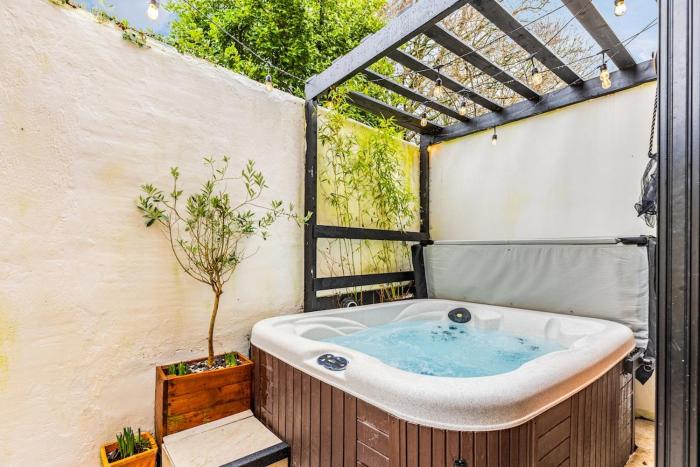 Private Hot Tub - Entire Smart Home - Longleat