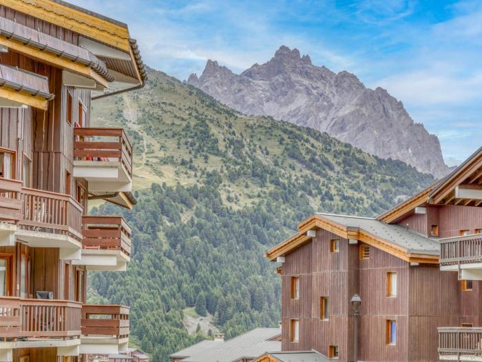 Appartement rénové ski-inski-out avec balcon, Wi-Fi et parking - FR-1-688-61