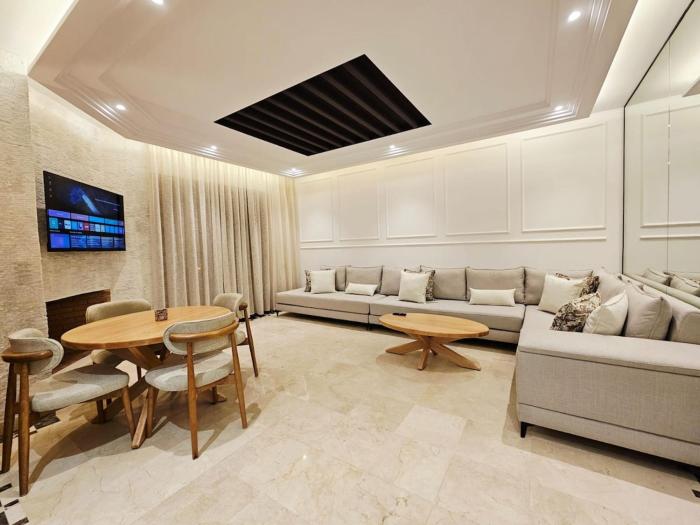 Luxury Apartment with Pools & Aquatic Club