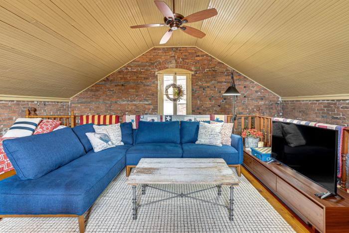 1 Block to Main St Second Street Carriage House