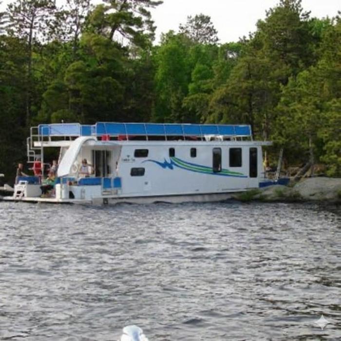 Spacious Floating Mansion - House Boat - Largest Floating Lodge - Sleeps 12 - Fast Wi-Fi HB06