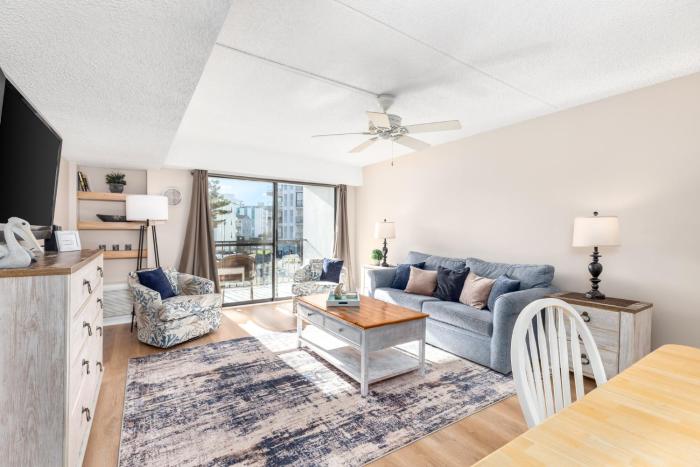 Modern 1BR Oasis with Pool & Easy Beach Access