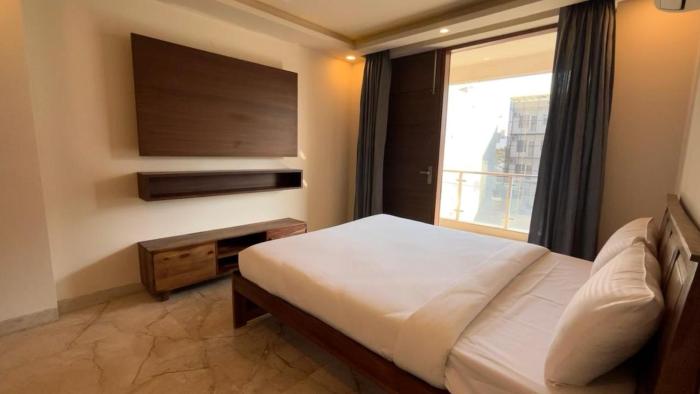 Summit by LivRegalia Stays 3BHK Sec 42 Near Golf Course Road
